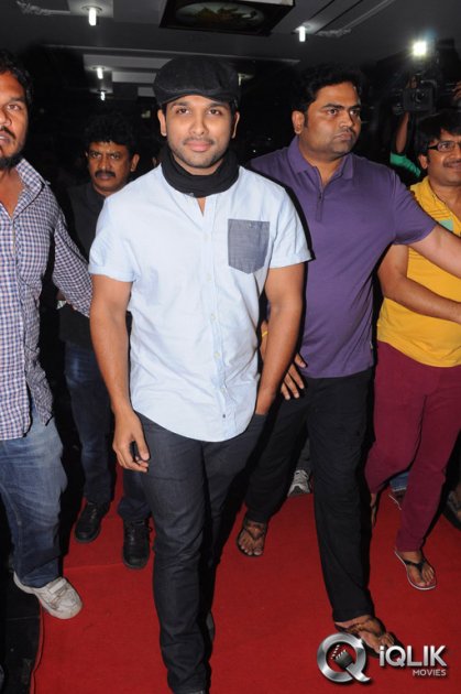 Yevadu-Premiere-Show
